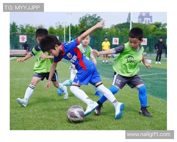 足球明星在绿茵场上展现技艺与激情的精彩瞬间