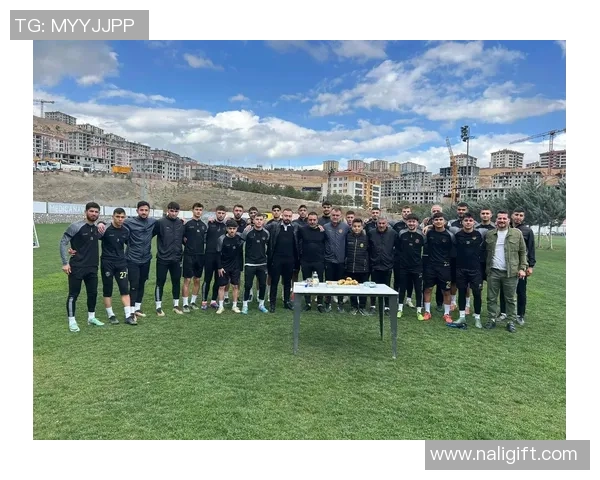 国外足球明星与球迷亲密互动合影留念展现温暖瞬间